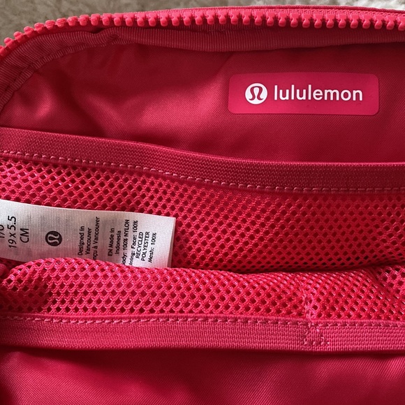 โค๏ธ Lululemon Extended Strap Everywhere Belt Bag Lipgloss NWT - Picture 9 of 10